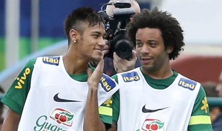 Marcelo (d), en un entrenamiento de la selección brasileña con Neymar. | EFE