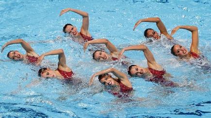 El equipo español de natación sincronizada duarnte un ejercicio. | EFE