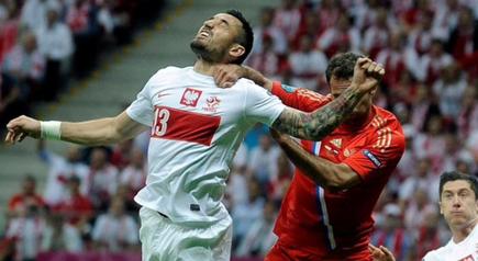 Pelea de Wasilewski por un balón. | EFE