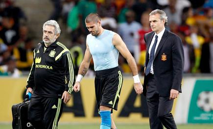Víctor Valdés, lesionado en el Soccer City de Johannesburgo. | Cordon Press