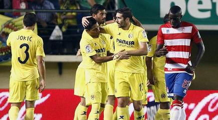 Los jugadores del Villarreal celebran el primer gol al Granada. | EFE