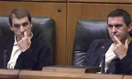 Ternera y Otegi, juntos, en el Parlamento vasco hace más de una década. | Archivo.