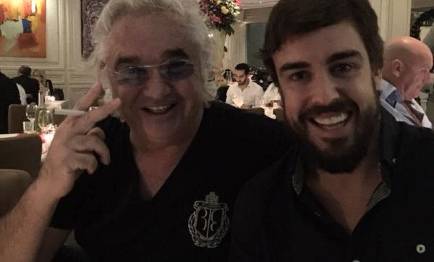 Briatore y Alonso durante una cena de amigos. |  Cordon Press