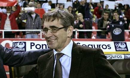 Fernando Vázquez tiene a mano hacer historia con el Deportivo | EFE