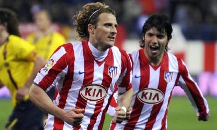 Diego Forlán, en un partido con el Atlético de Madrid. |  Archivo