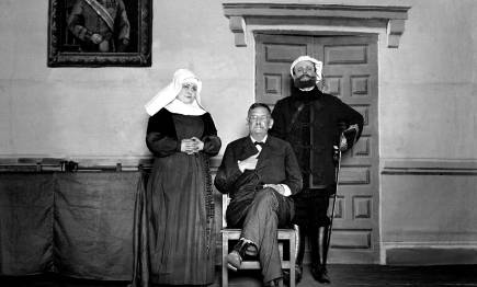 Benito Pérez Galdós (centro), en un teatro |  Archivo