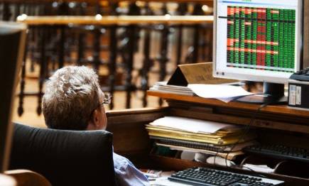 Inversor mirando sus posiciones en el parqué |  Archivo