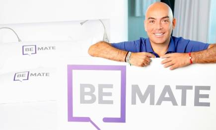 Kike Sarasola, anunciando la nueva cadena de apartamentos de alquiler