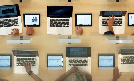 Usuarios probando los MacBook Pro |  Cordon Press