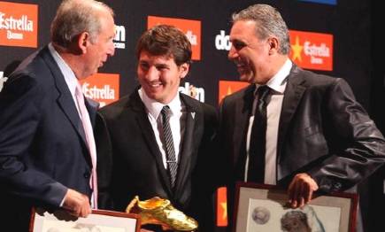 Leo Messi (c) conversa con Carles Rexach (i) y Hristo Stoichkov. | EFE