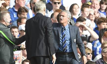 Wenger y Mourinho a punto de llegar a las manos. |  Archivo