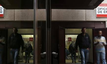 La tasa real de parados se acerca al 40% | Efe