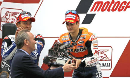 Dani Pedrosa recibe el trofeo de manos de Alberto Fabra. | EFE