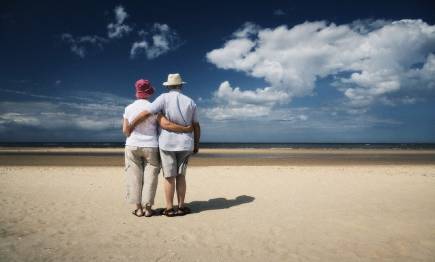Pensionistas en una playa |  Archivo