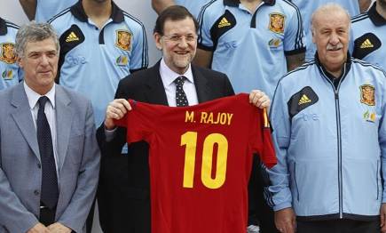 Mariano Rajoy, con una camiseta de la selección española antes de la Eurocopa 2012. |  Archivo