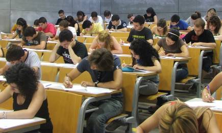 Alumnos examinándose en Selectividad. | Archivo