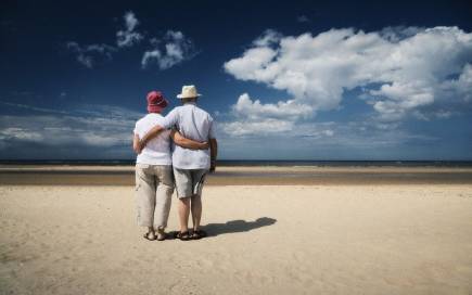 Pensionistas en una playa |  Archivo