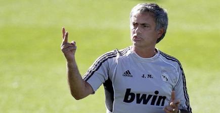 Mourinho, durante un entrenamiento del Real Madrid. | EFE