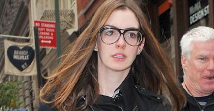Anne Hathaway se apunta a la moda 'gafapasta' | Cordon Press