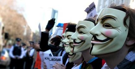 Máscaras en una manifestación | Archivo