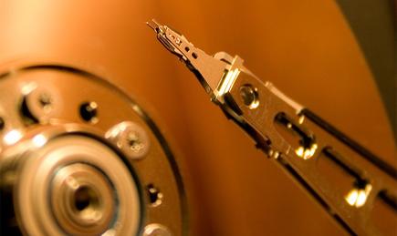 El cabezal magnético de un disco duro tradicional. | Wikipedia/Alexdi