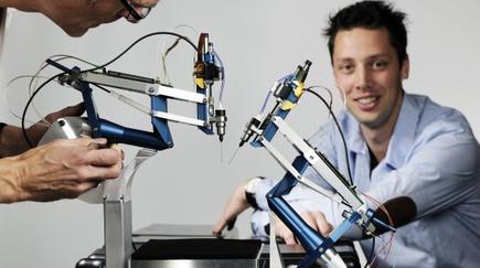 El robot y su creador, Thijs Meenink. | Universidad Tecnológica de Eindhoven