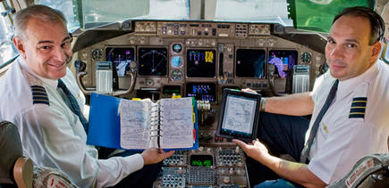 Dos pilotos sujetan los antiguos cuadernos y un iPad | United Continental Holding