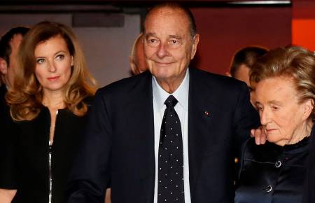 Chirac, entre la pareja de Françoise Hollande y su mujer, Bernadette Chirac |  Cordon Press