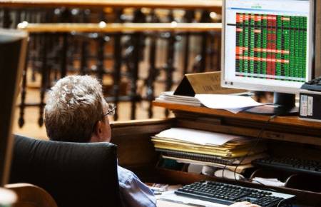 Inversor mirando sus posiciones en el parqué |  Archivo