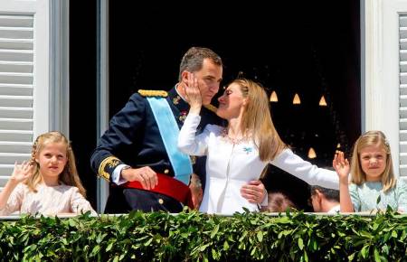 Felipe VI y doña Letizia se besan en el balcón del Palacio Real de Madrid