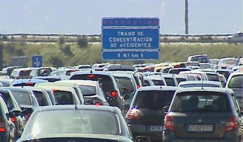 Retenciones kilométricas en las carreteras españolas - Libertad Digital