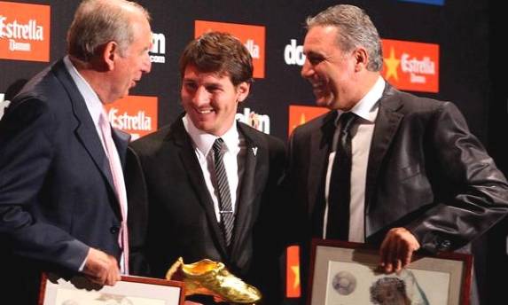 Leo Messi (c) conversa con Carles Rexach (i) y Hristo Stoichkov. | EFE