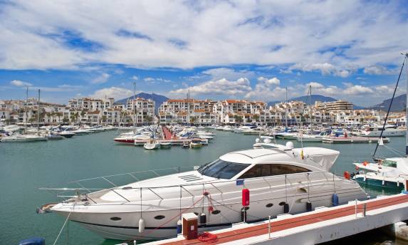 Yate amarrado en Puertobanús | Flickr/CC/aagay