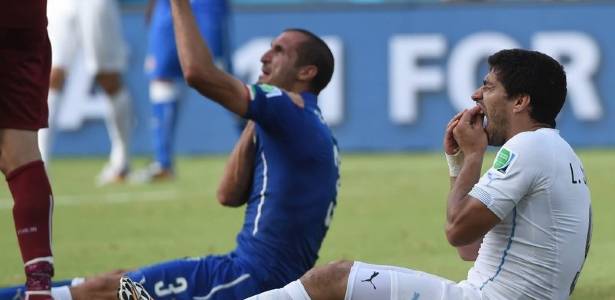 Momento del famoso mordisco de Luis Suárez a Chiellini en el Mundial de Brasil 2014. | Archivo