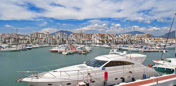 Yate amarrado en Puertobanús | Flickr/CC/aagay
