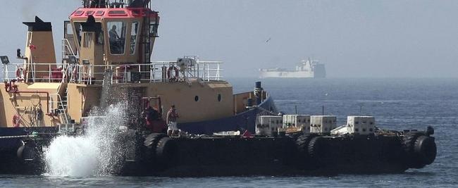 Autoridades gibraltareas, lanzando bloques de hormigon | EFE