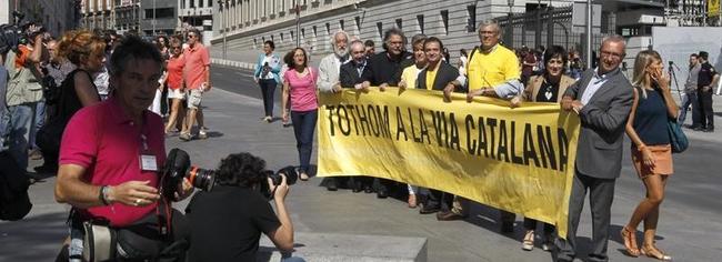 Diputados secesionistas, este jueves en las puertas del Congreso