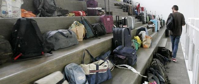 Un familiar pasa junto al equipaje de los pasajeros fallecidos. | EFE