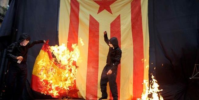 La extrema izquierda catalanista quemando banderas de Espaa | Archivo