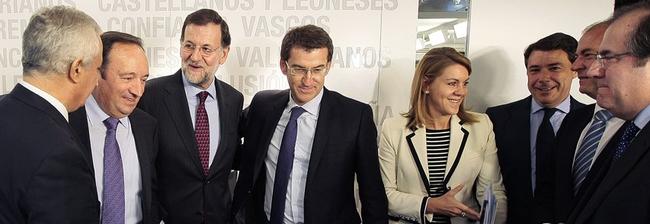Rajoy, con algunos barones en una reunión del PP. 