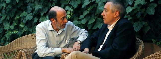 Alfredo Pérez Rubalcaba y Pere Navarro, en una imagen de archivo | EFE