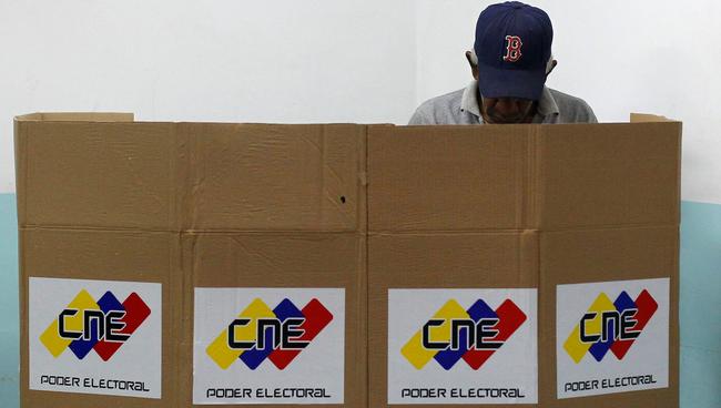Un venezolano, este domingo, mientras decida su voto. | Cordon Press