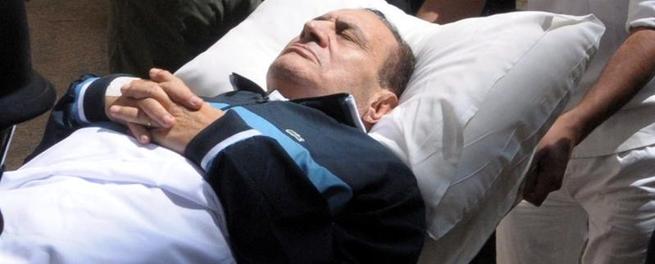 Mubarak, durante el juicio que le conden a cadena perpetua a principios de junio. | Archivo