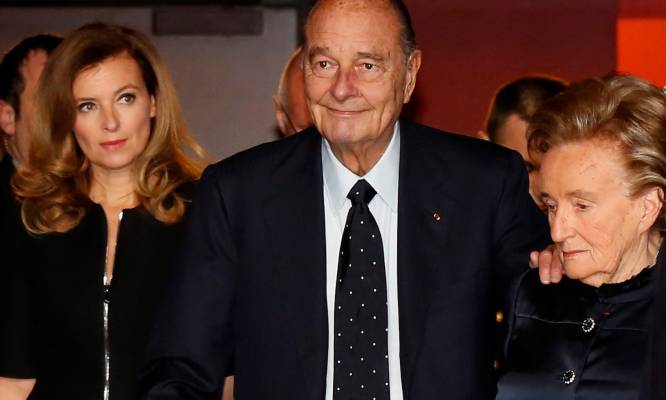 Chirac, entre la pareja de Françoise Hollande y su mujer, Bernadette Chirac |  Cordon Press