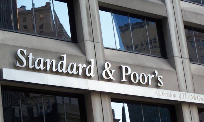 Según S&P, La fusión debería ayudar a las entidades a aliviar su baja rentabilidad. | Archivo