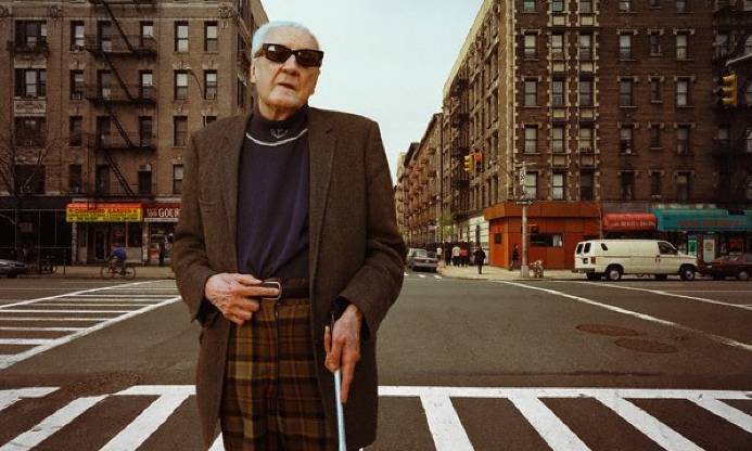 Cómo tratar y cuidar a las personas ciegas 