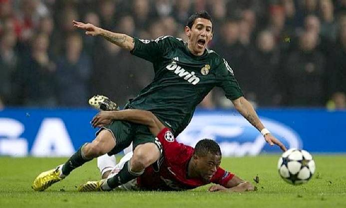 Evra disputa un balón contra Di María. |  Archivo