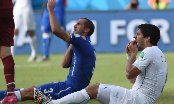 Momento del famoso mordisco de Luis Suárez a Chiellini en el Mundial de Brasil 2014. | Archivo