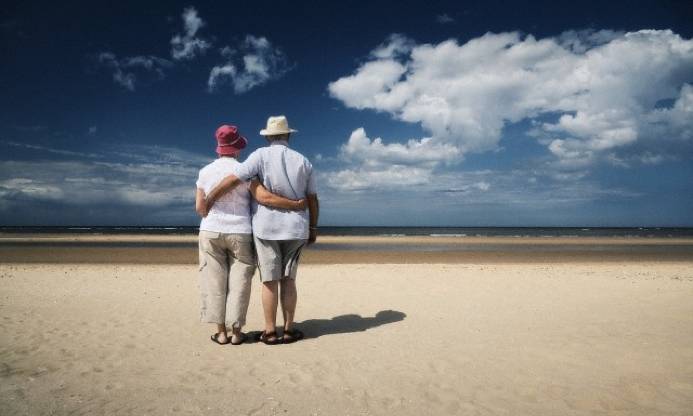 Pensionistas en una playa |  Archivo