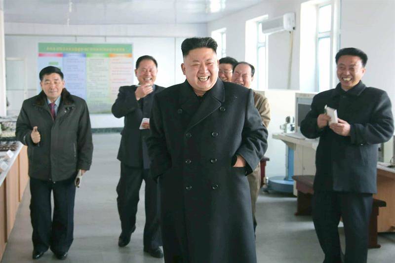 El líder norcoreano Kim Jong-un habría fallecido, según el portal TMZ y varios medios asiáticos El Líder Supremo, en un estado de salud muy delicado, no habría superado la delicada operación de corazón a la que fue sometido.